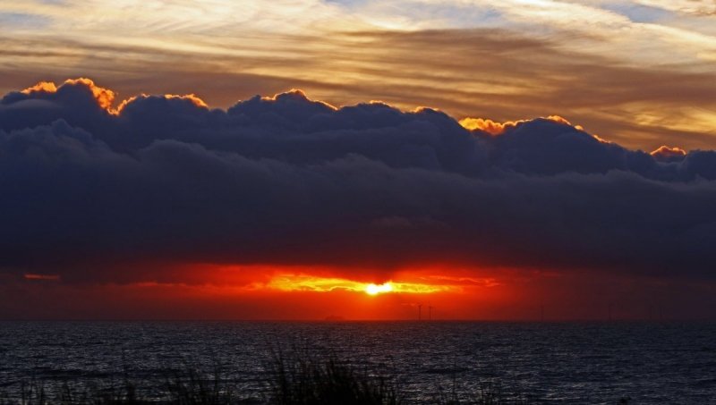 Mooie zonsondergang dankzij enkele opklaringen. Foto met dank aan Sjef Kenniphaas.