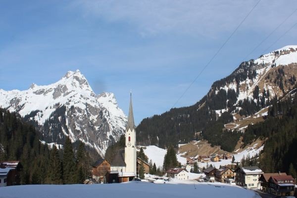 Alpen - Voorjaarsachtig. Weekend noorden onbestendig, sneeuw tot 1000m