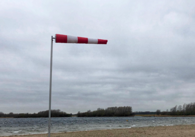 Lage Landen: veel buien en wind, maar rustiger weertype in het vooruitzicht.