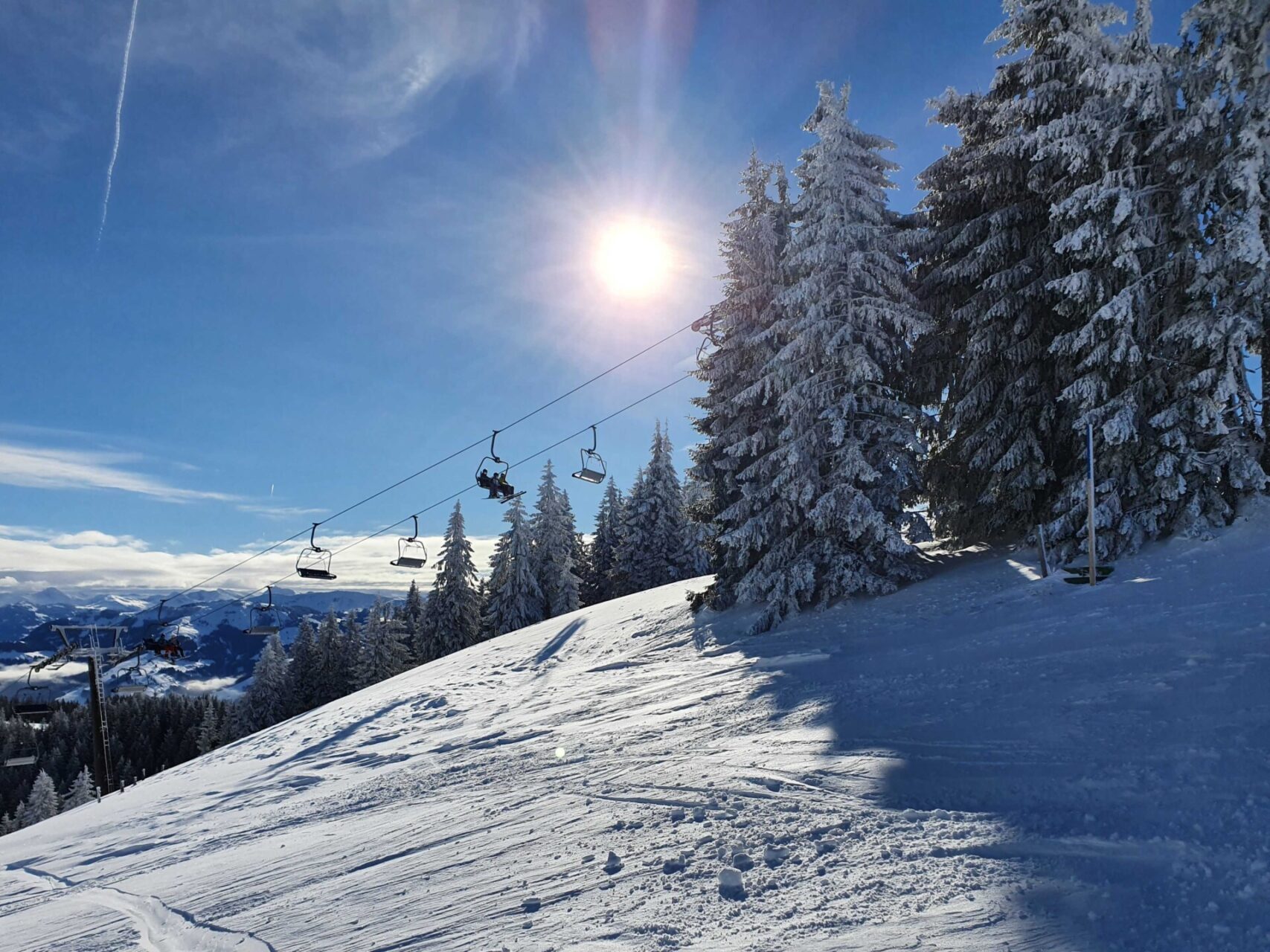 Alpen-Zon en sneeuw in afwisseling