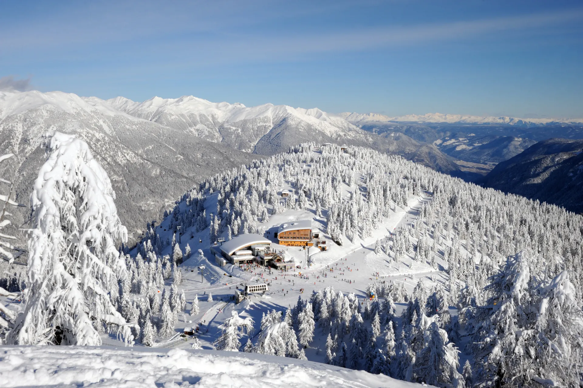 Skirama Dolomiti is sneeuwzeker wintersporten in een sprookjeslandschap