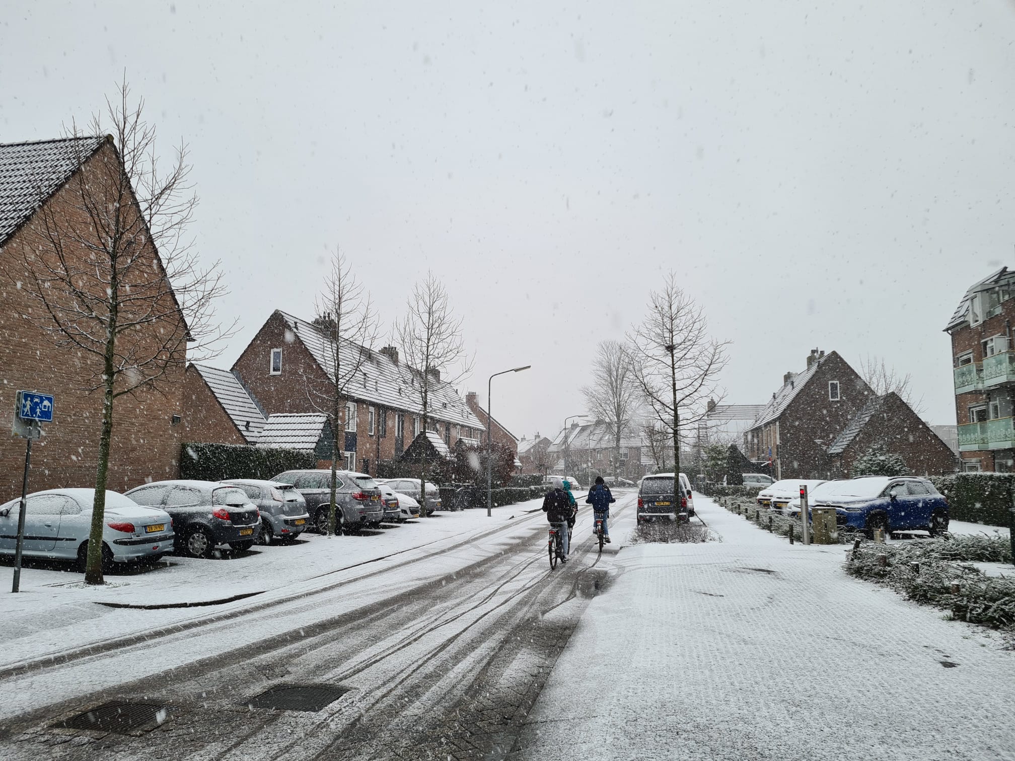 Snow showers are approaching for the Netherlands!  Will the snow stay?