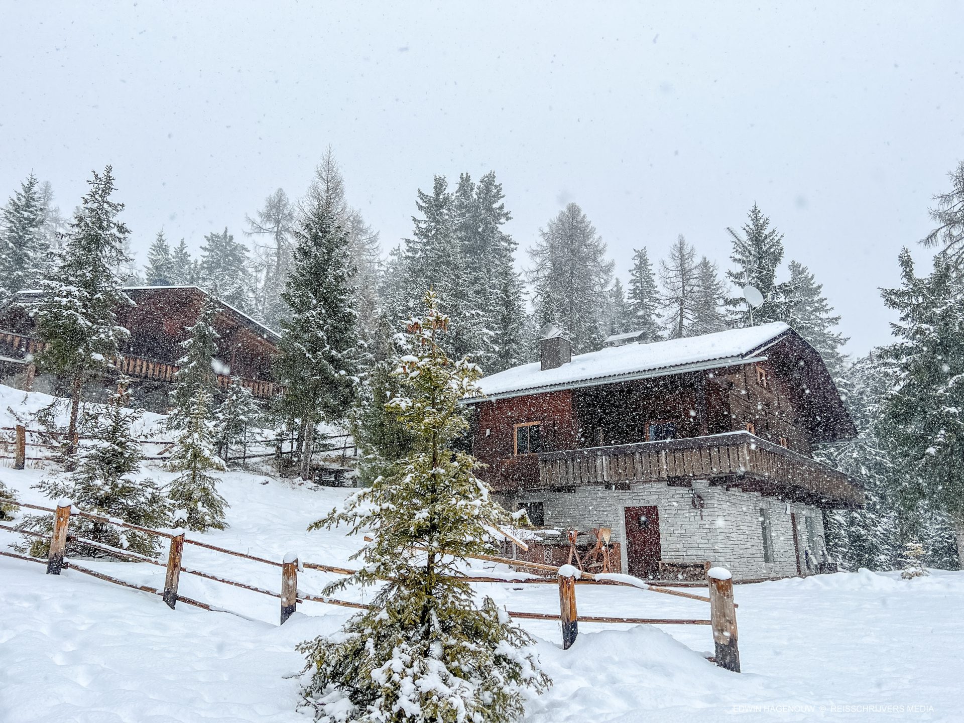 Alpenweerbericht. Donderdag en vrijdag grote kans op sneeuw, daarna zon.
